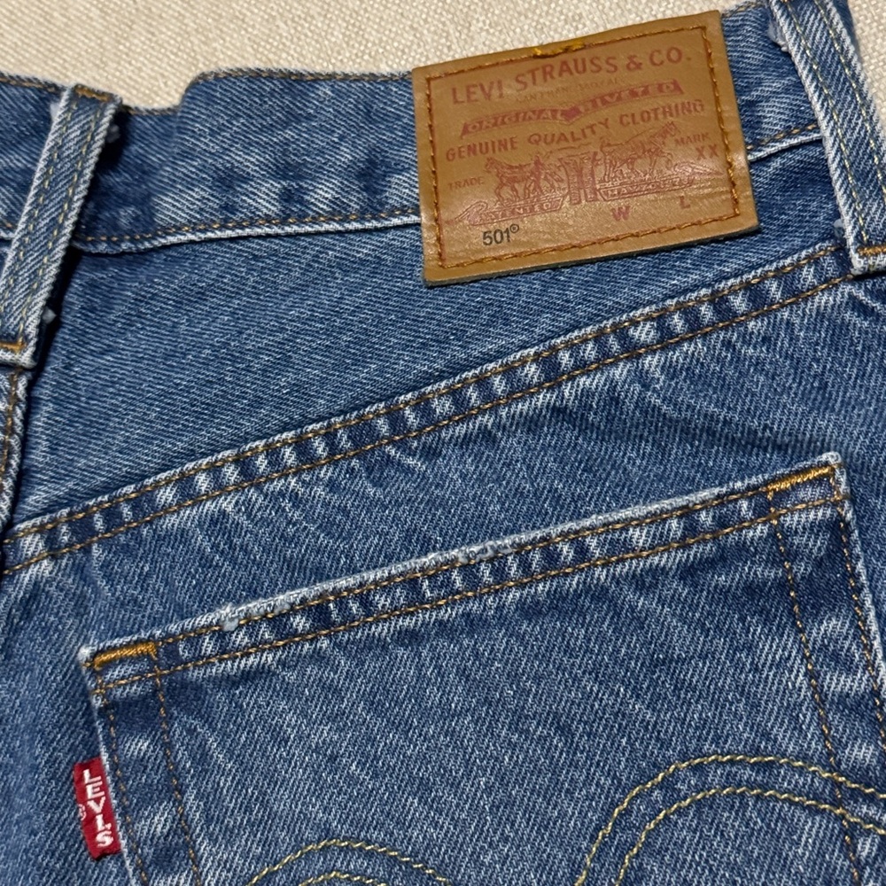 Levi’s 501 ButtonFly Denim Shorts-Sz 26-Distressed Raw Hem-EUC-100% Cotton - Picture 8 of 12